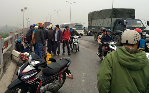 Container húc bay 20m dải phân cách trên cầu Thanh Trì, 4 người bị thương - ảnh 3