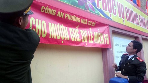 Phạt hành chính người cho thuê ghế ngồi vào cầu an ở chùa Phúc Khánh - ảnh 1