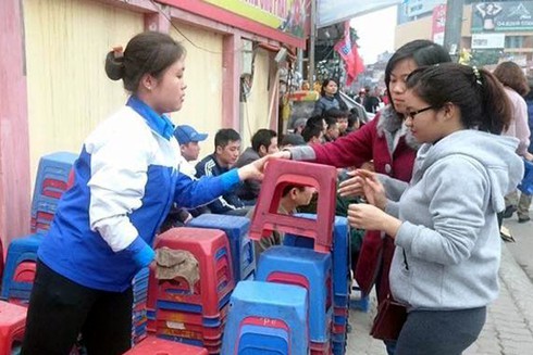 Phạt hành chính người cho thuê ghế ngồi vào cầu an ở chùa Phúc Khánh - ảnh 2