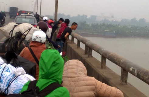 Hai cha con rơi xuống cầu Phú Lương, con chết, cha nguy kịch - ảnh 2