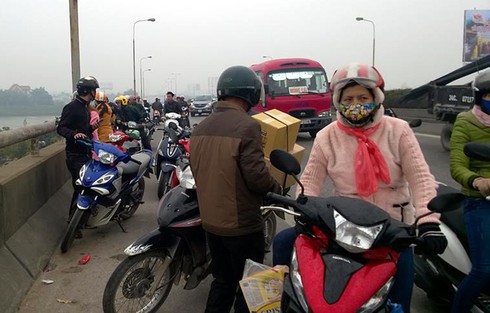 Hai cha con rơi xuống cầu Phú Lương, con chết, cha nguy kịch - ảnh 1