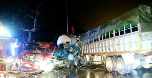 Xe tải mất lái đâm nát xe chở xi măng, 1 người nhập viện - ảnh 1