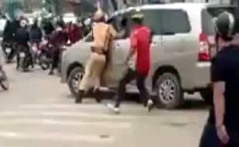 Xe ô tô tông CSGT rồi bỏ chạy bị người dân truy đuổi, đập vỡ kính - ảnh 1