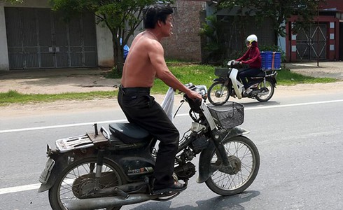 Người đàn ông nghênh ngang