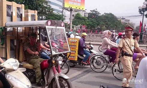 Gặp cảnh sát, lái xe thương binh giả liền giơ điện thoại