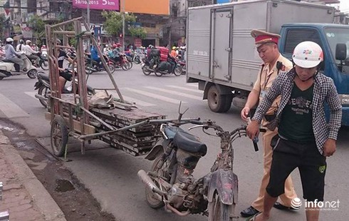 Gặp cảnh sát, lái xe thương binh giả liền giơ điện thoại