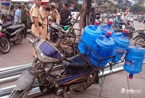 Gặp cảnh sát, lái xe thương binh giả liền giơ điện thoại