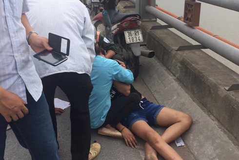 Cô gái ngất xỉu khi bạn trai nhảy xuống sông Hồng, mất tích - ảnh 1