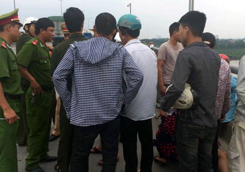 Cô gái ngất xỉu khi bạn trai nhảy xuống sông Hồng, mất tích - ảnh 2