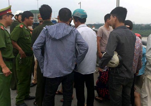 Nam thanh niên nhảy cầu Thanh Trì để dọa gia đình? - ảnh 1