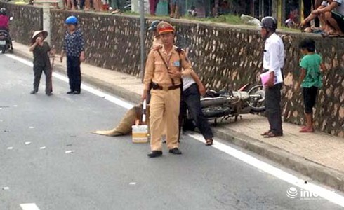 Hai người phụ nữ đi xe máy va chạm với xe tải, một người tử vong - ảnh 1
