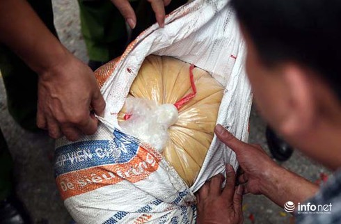 Hơn 5 tấn mỡ bẩn bốc mùi thôi thối mang đi tiêu thụ bị CSGT bắt - ảnh 2