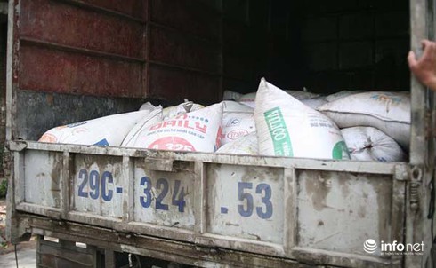 Hơn 5 tấn mỡ bẩn bốc mùi thôi thối mang đi tiêu thụ bị CSGT bắt - ảnh 1