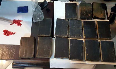 Nam thanh niên ngụy trang 15 bánh heroin mang sang Trung Quốc bán - ảnh 2