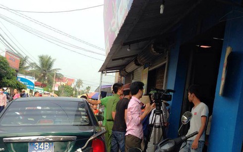 Mua 1,5 lít xăng mang sang đốt nhà hàng xóm, 4 người nhập viện - ảnh 1