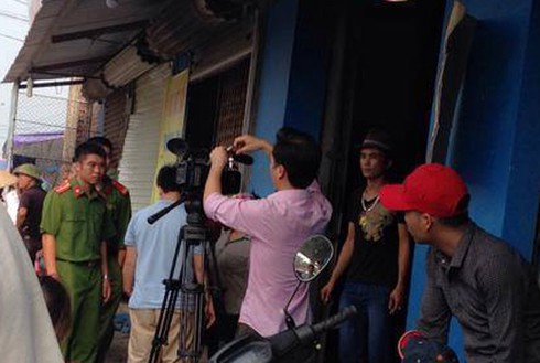 Mua 1,5 lít xăng mang sang đốt nhà hàng xóm, 4 người nhập viện - ảnh 2