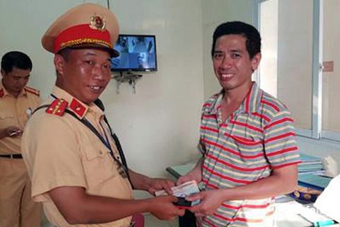 CSGT Thủ đô trả lại ví tiền nhặt được của người bán rau - ảnh 1