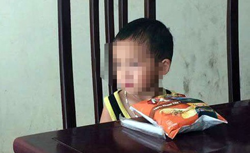 Bé trai 2 tuổi bị bỏ rơi ở quán bún phở cùng 200 nghìn đồng - ảnh 1