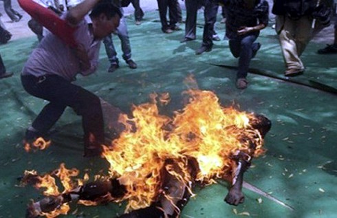 Chồng uống rượu ngủ, vợ tưới xăng đốt chết - ảnh 1