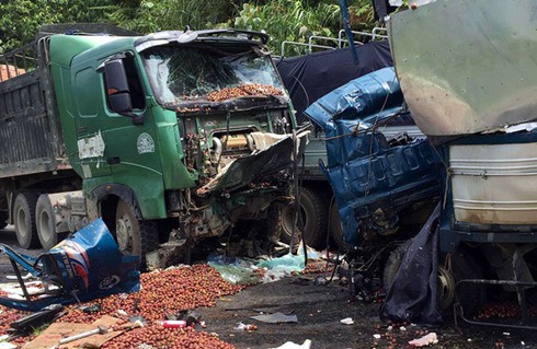 Hai ô tô đâm nhau lúc nửa đêm, 3 người thương vong - ảnh 2