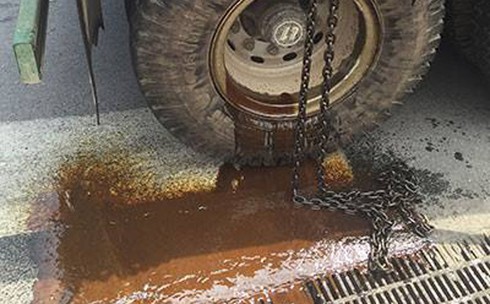 CSGT xử lý vết dầu loang giữa trời nắng 40 độ C - ảnh 1