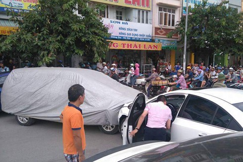 Xế hộp “bay” từ showroom ra đường khiến 4 xe ô tô bị hư hỏng - ảnh 1