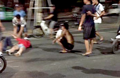 Nhóm thanh niên điều khiển xe máy gây náo loạn hồ Hoàn Kiếm - ảnh 1