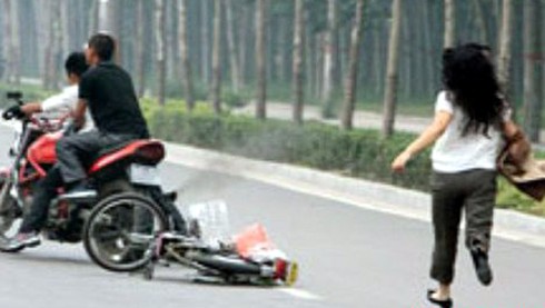 Người phụ nữ truy đuổi 2 tên cướp, ngã xe máy tử vong - ảnh 1