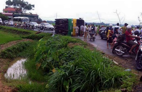 Công an đang khẩn trương điều tra vụ tai nạn xe buýt và xe taxi - ảnh 1