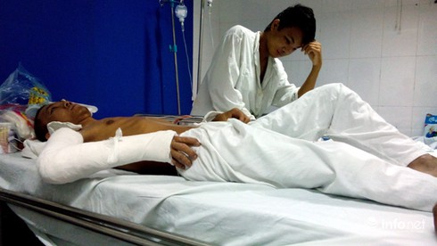 Nam thanh niên bị truy sát trong đêm nằm bệnh viện vẫn tiếp tục bị đe dọa - ảnh 1