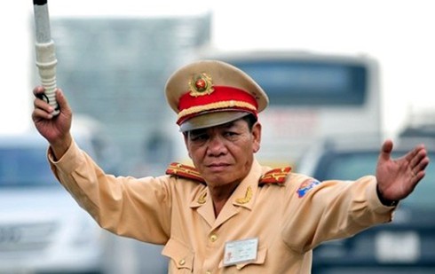 CSGT giơ chân bật nhảy khiến người vi phạm ngã là hình ảnh không đẹp với dân - ảnh 1