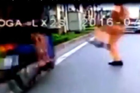 CSGT giơ chân bật nhảy khiến người vi phạm ngã là hình ảnh không đẹp với dân - ảnh 2