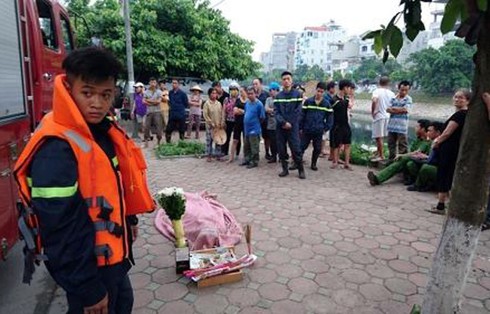 Phát hiện thi thể cô gái nổi trên sông Tô Lịch - ảnh 1