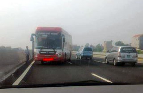 Xử phạt xe khách Việt Thanh chạy ngược chiều trên đường cao tốc - ảnh 2