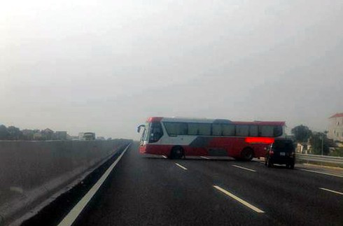 Xử phạt xe khách Việt Thanh chạy ngược chiều trên đường cao tốc - ảnh 1