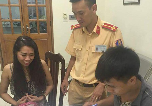 Hai tên cướp giật bị truy đuổi, vứt lại túi có 30 triệu đồng - ảnh 2