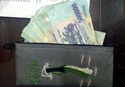 Hai tên cướp giật bị truy đuổi, vứt lại túi có 30 triệu đồng - ảnh 1