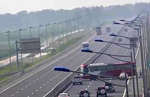 Tài xế lái xe Việt Thanh chạy ngược chiều trên cao tốc bị phạt gần 10 triệu - ảnh 1