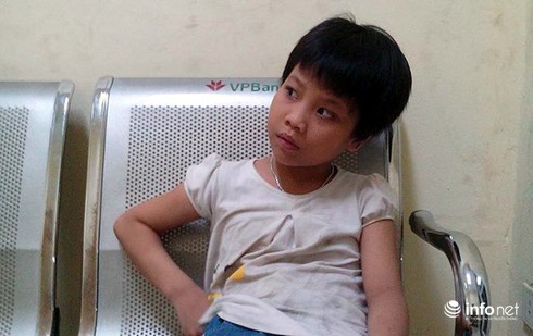 Công an đang giữ một cháu bé bị lạc gia đình - ảnh 1