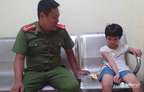 Công an đang giữ một cháu bé bị lạc gia đình - ảnh 2