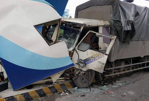 Xe tải mất lái đâm sập cabin Trạm thu phí Đại Yên - ảnh 2