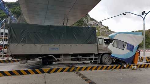 Xe tải mất lái đâm sập cabin Trạm thu phí Đại Yên - ảnh 3