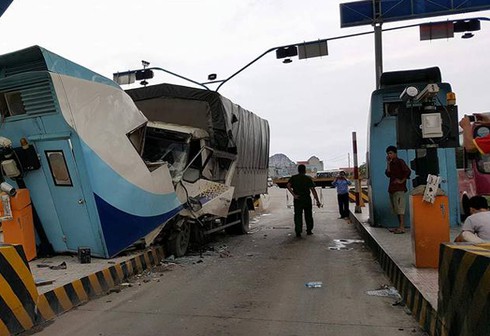 Xe tải mất lái đâm sập cabin Trạm thu phí Đại Yên - ảnh 1