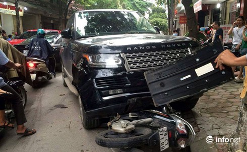 Cô gái may mắn thoát chết khi bị xế hộp Range Rover cuốn vào gầm - ảnh 1