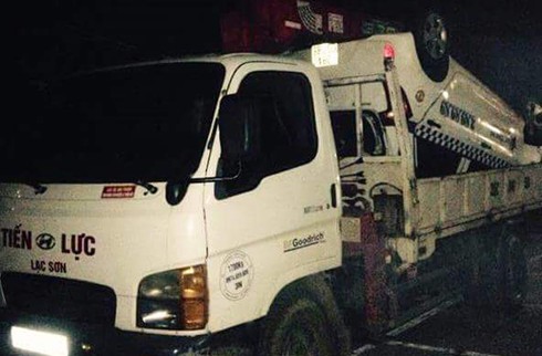 Giữa đêm taxi lao xuống suối, dân tập trung lặn, mò cứu người - ảnh 1