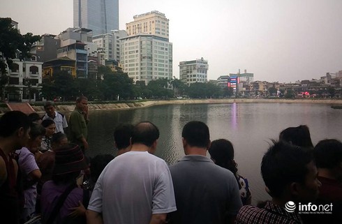 Bơi ra giữa hồ Ngọc Khánh tắm, một thanh niên tử vong - ảnh 1