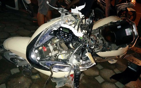 Mặc kệ người dân truy đuổi, Camry vẫn ủi xe máy trên đường cả chục cây số - ảnh 2