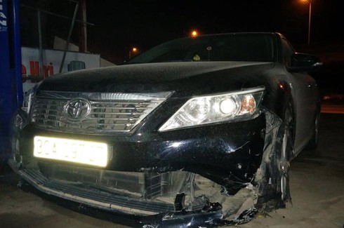 Mặc kệ người dân truy đuổi, Camry vẫn ủi xe máy trên đường cả chục cây số - ảnh 1