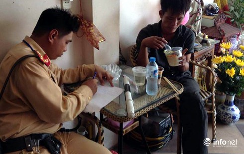 CSGT Hà Nội giúp phu đãi vàng bị ngất giữa đường - ảnh 1