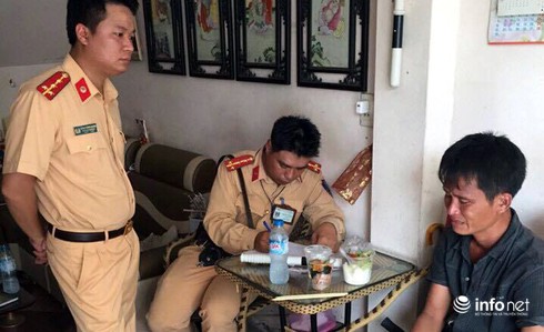 CSGT Hà Nội giúp phu đãi vàng bị ngất giữa đường - ảnh 2